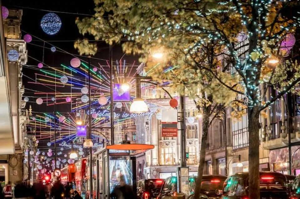 London Christmas bus tour with afternoon tea and snacks