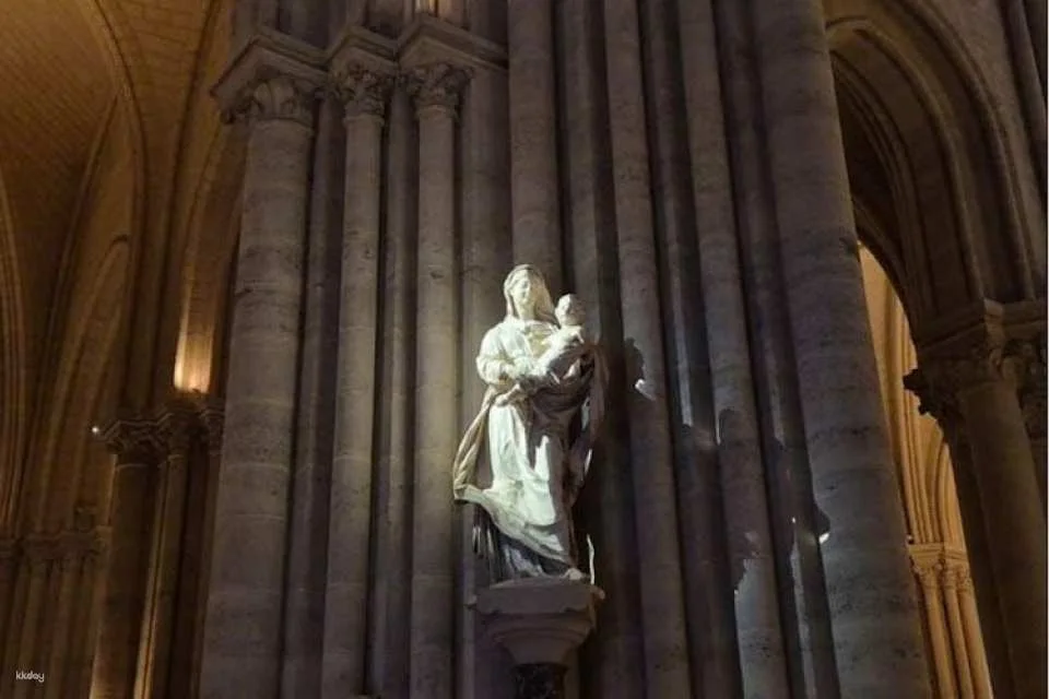 Notre Dame Cathedral interior and exterior guided tour with free time