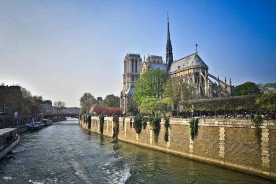 Notre Dame Cathedral interior and exterior guided tour with free time