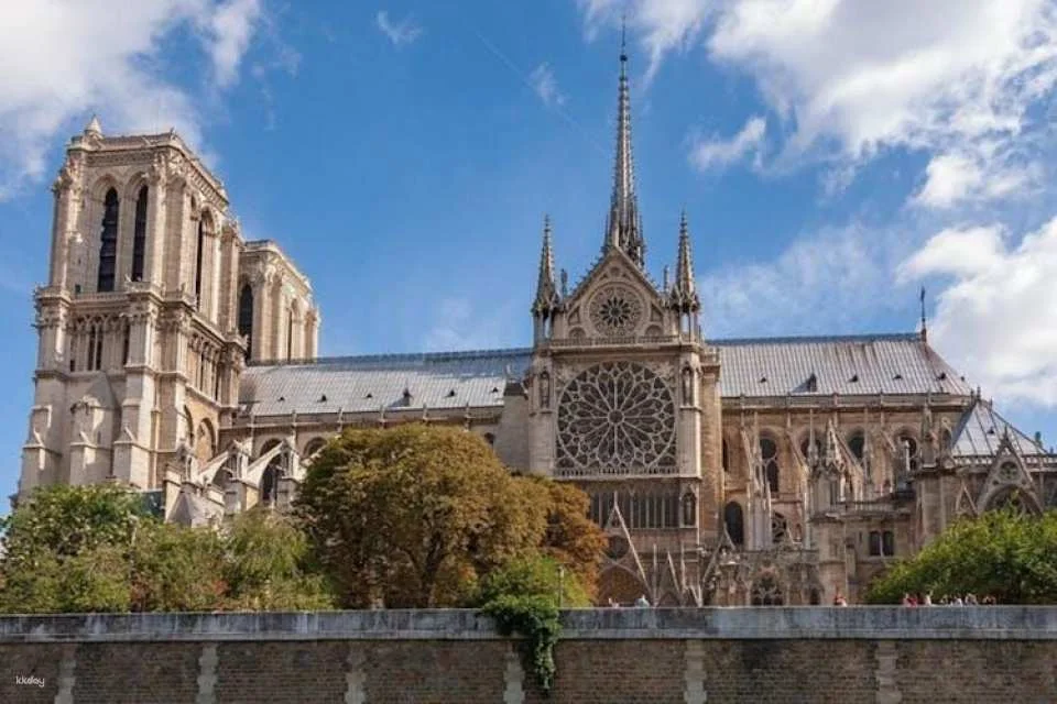 Notre Dame Cathedral interior and exterior guided tour with free time