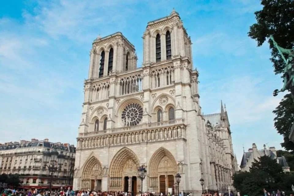 Notre Dame Cathedral interior and exterior guided tour with free time