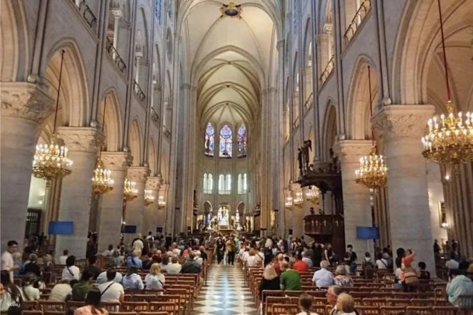 Notre Dame Cathedral interior and exterior guided tour with free time
