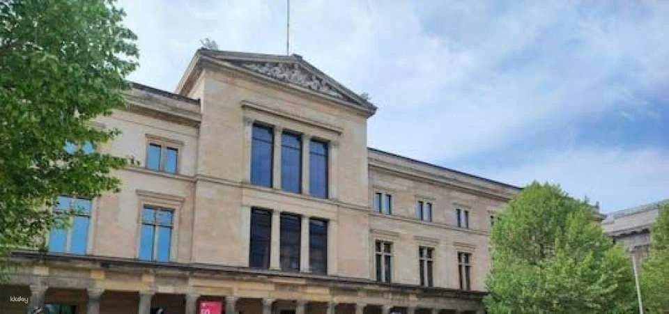Self-guided audio tour of Berlin with Neues Museum access
