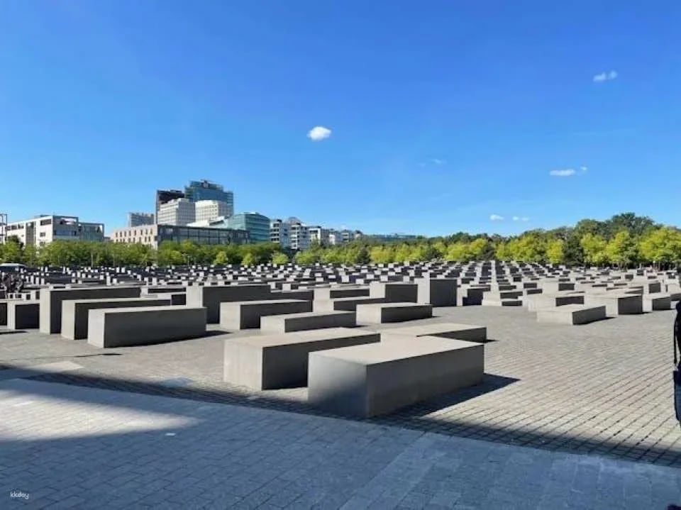 Self-guided audio tour of Berlin with Neues Museum access