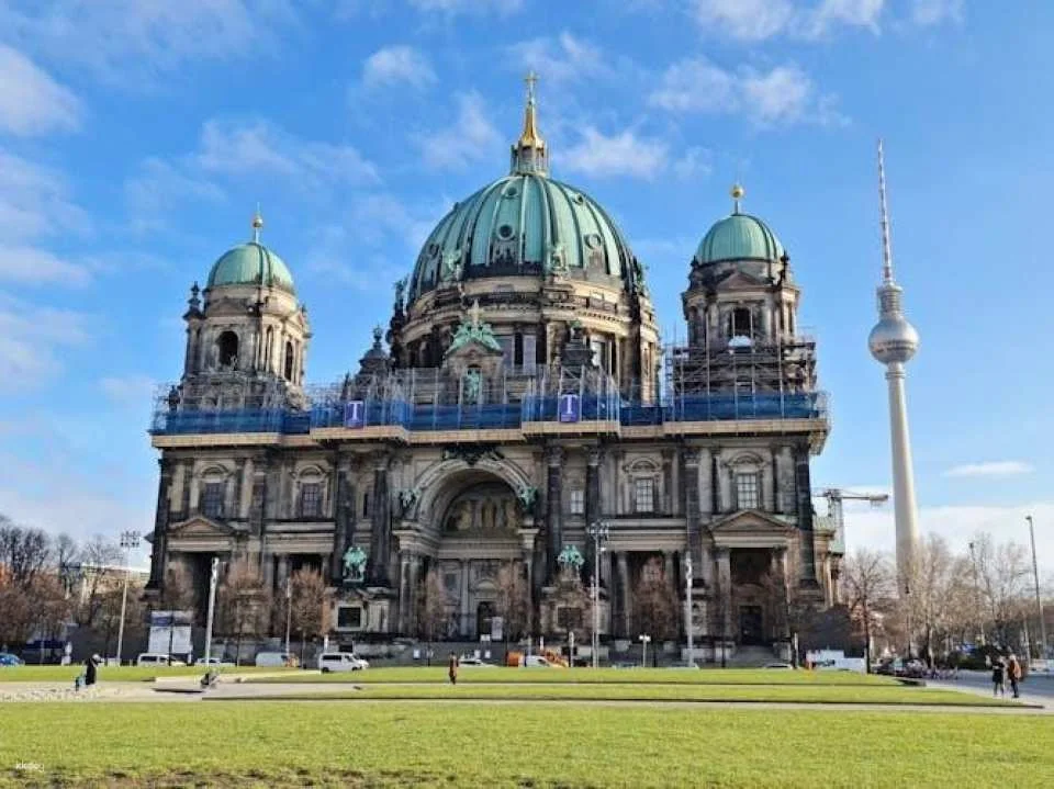 Self-guided audio tour of Berlin with Neues Museum access