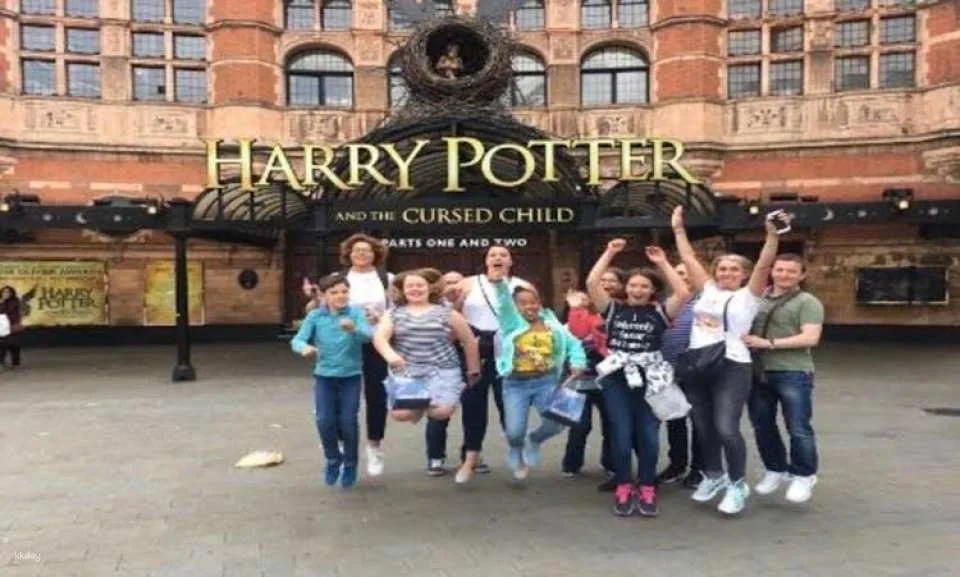 Harry Potter Walking Guided Tour with Thames Cruise and London Dungeon