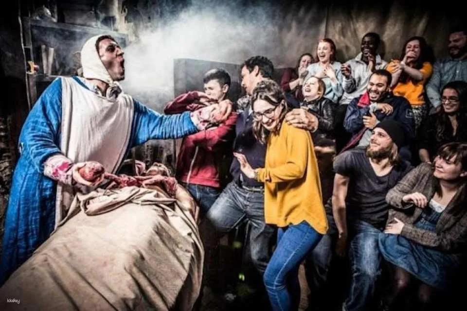 Harry Potter Walking Guided Tour with Thames Cruise and London Dungeon