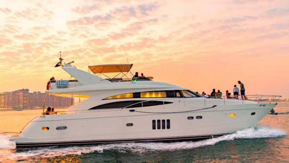 1-hour luxury yacht cruise in Dubai Marina