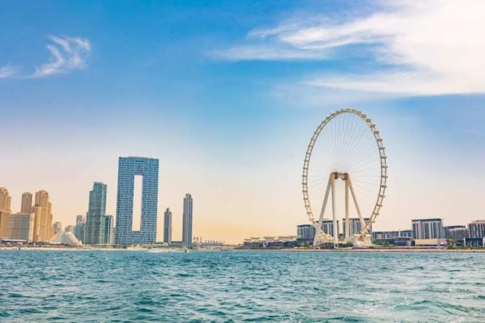 1-hour luxury yacht cruise in Dubai Marina