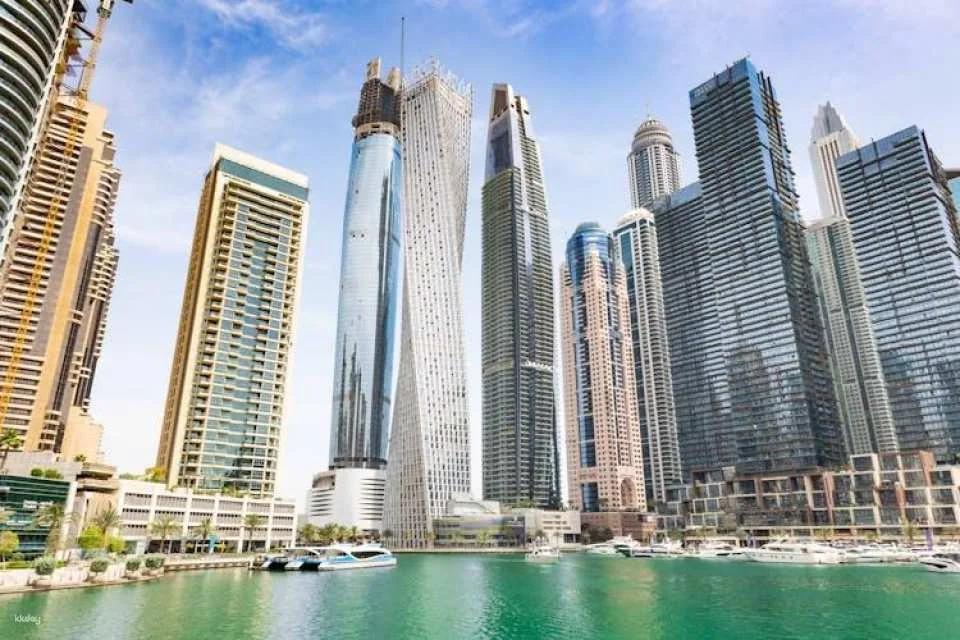 1-hour luxury yacht cruise in Dubai Marina