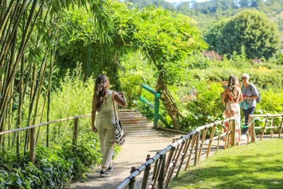 Excursion to Giverny Monet's Gardens and Versailles Palace with audio guide and lunch