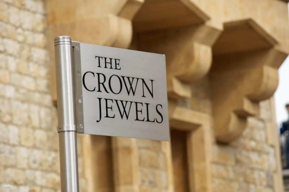 Early access Crown Jewels and Tower of London guided tour