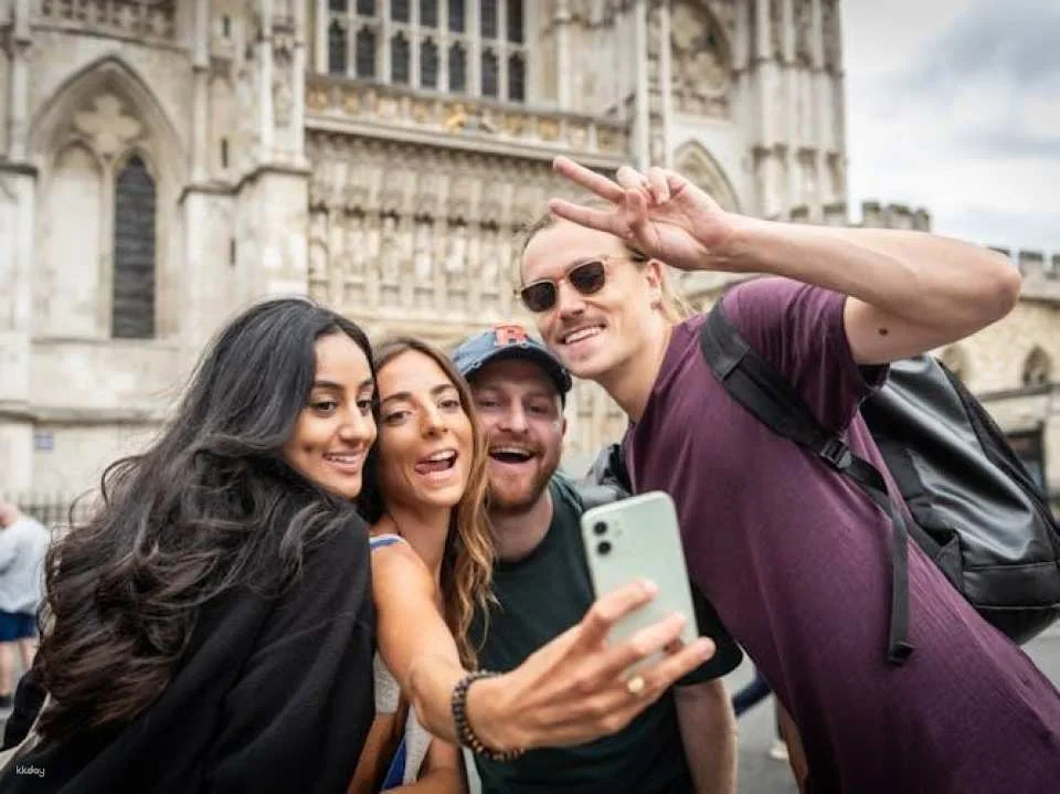 Thames River Cruise and Westminster 3-Hour Private Tour