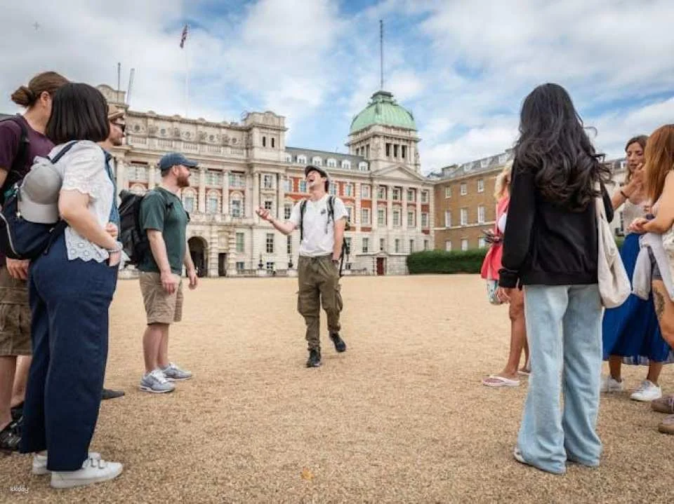 Thames River Cruise and Westminster 3-Hour Private Tour