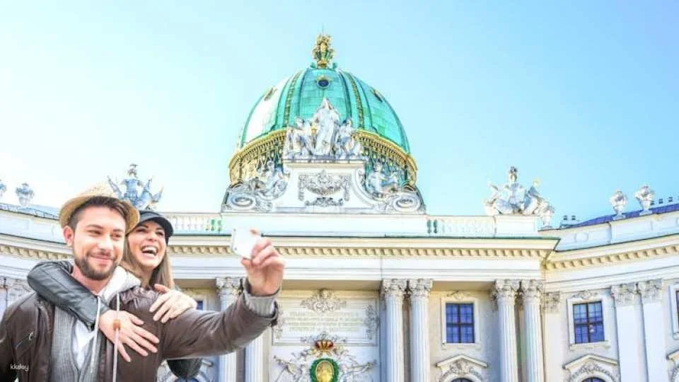 Skip-the-line Sisi Museum, Imperial Apartments and Hofburg tour