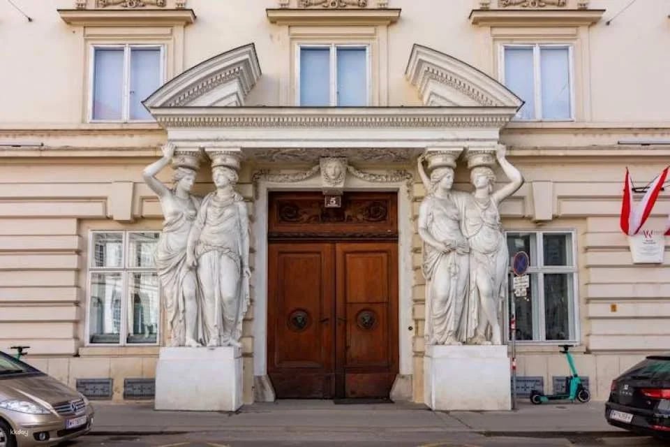 Skip-the-line Sisi Museum, Imperial Apartments and Hofburg tour