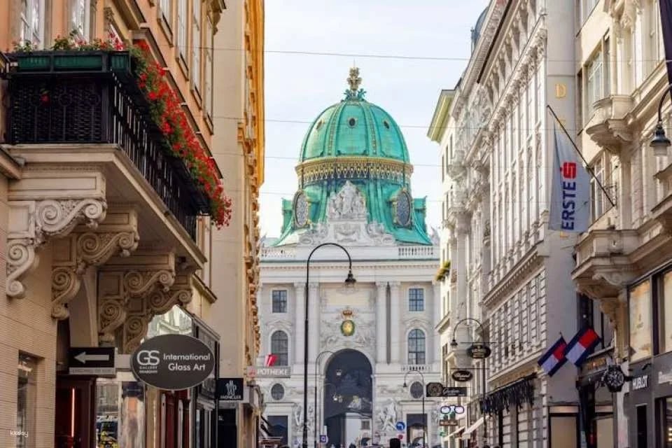 Skip-the-line Sisi Museum, Imperial Apartments and Hofburg tour
