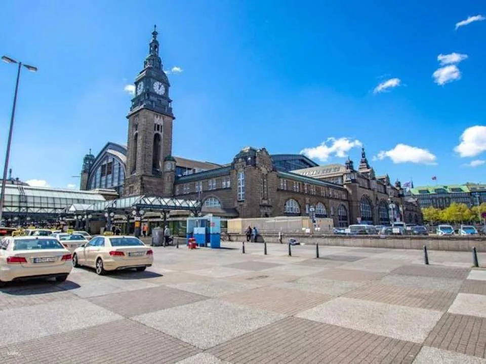 Hamburg private architecture walking tour with a local guide