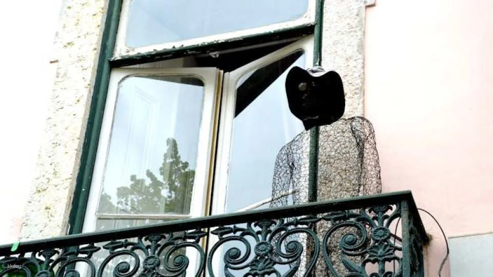 Self-guided Discovery Walk in Lisbon’s Bairro Alto and Bica: fun figures and fabulous views