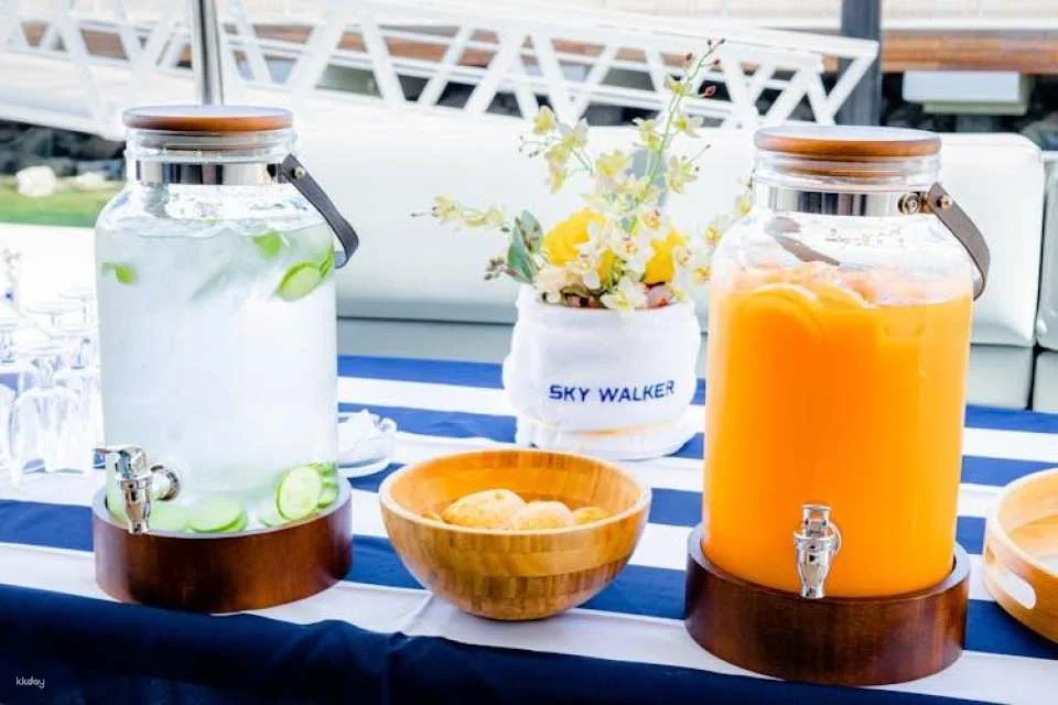 2-hour luxury yacht cruise in Dubai's  Burj coastline with dining