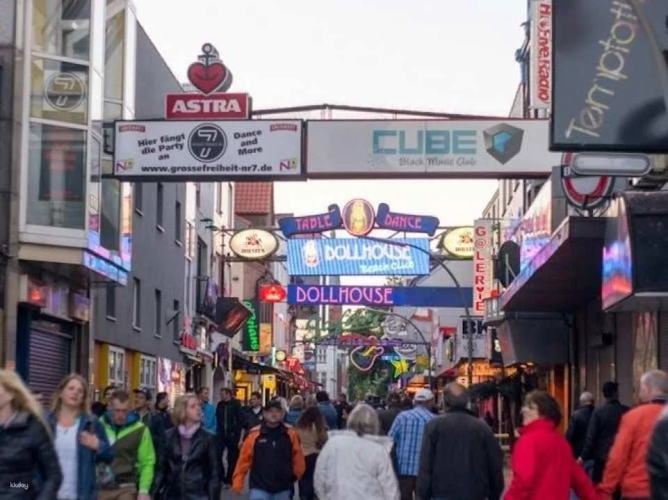 Comedy tour through St. Pauli Reeperbahn with Titten Tina