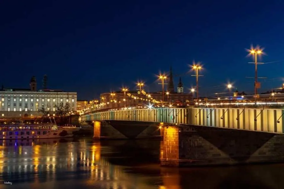 Private Christmas walking tour through Linz