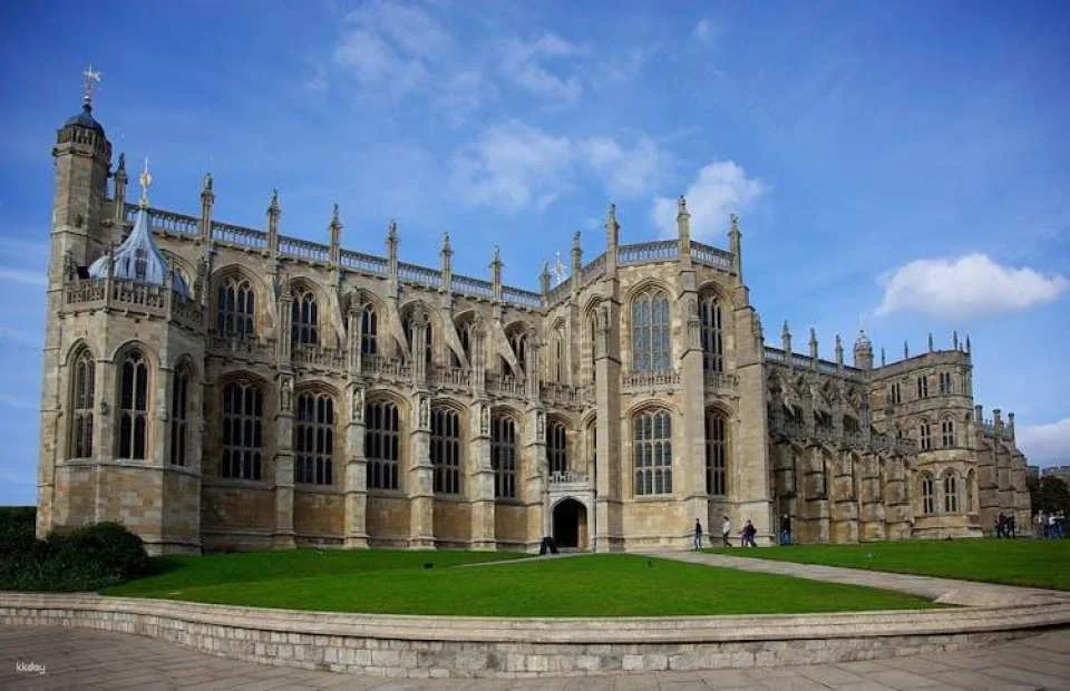 Stonehenge and Windsor Castle guided tour from London