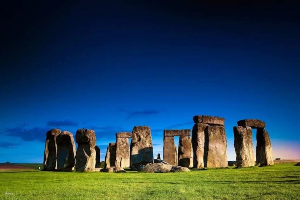 Stonehenge and Windsor Castle guided tour from London