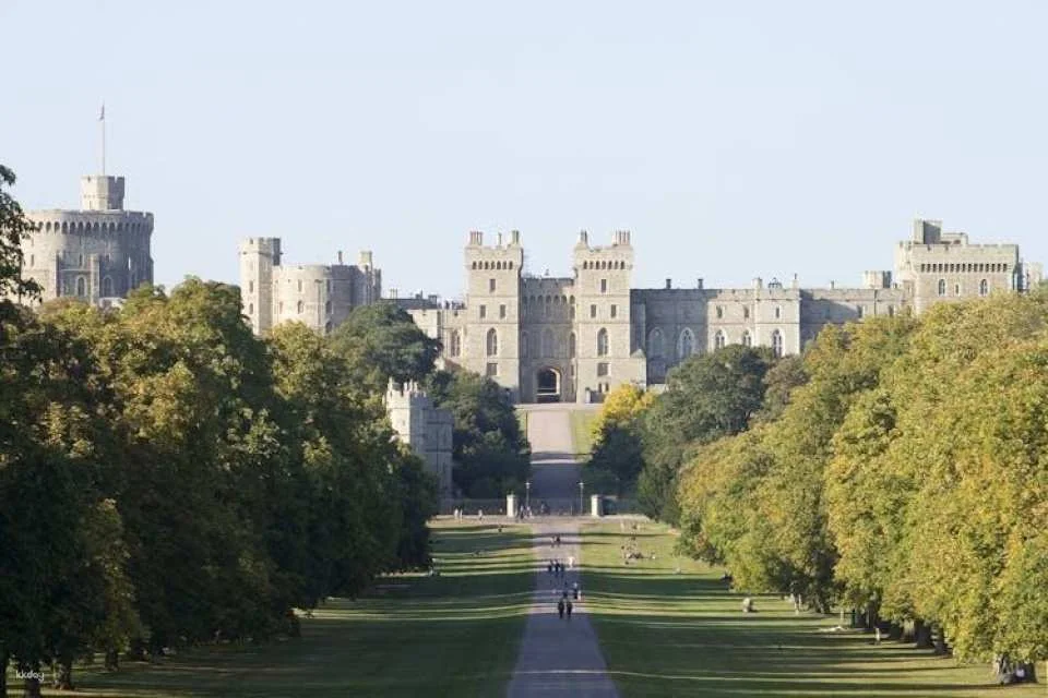 Stonehenge and Windsor Castle guided tour from London