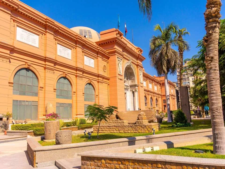 Day Trip to Pyramids of Giza With Egyptian Museum Cairo Visit