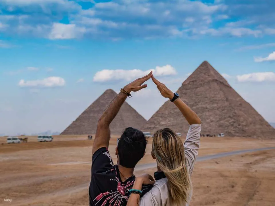 Private Pyramids of Giza Tour With Cairo Bazaar Experience
