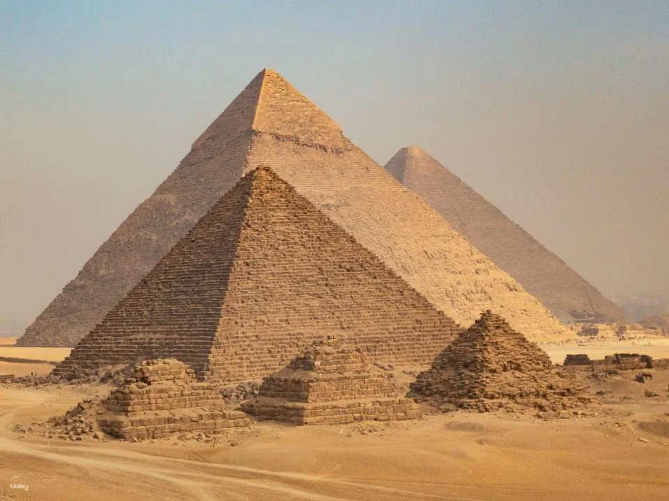 Private Pyramids of Giza Tour With Cairo Bazaar Experience