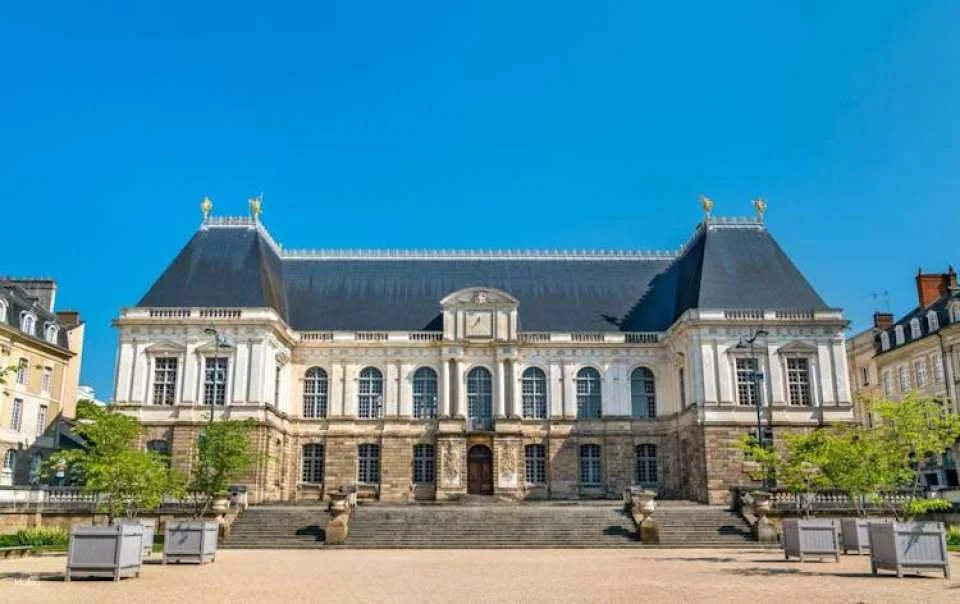 Rennes 2-hour introductory walking tour with a local
