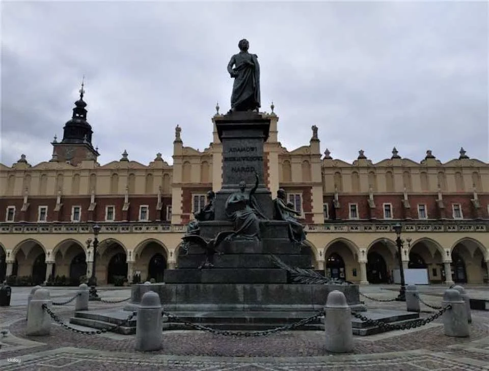 Krakow Old Town exploration game and tour
