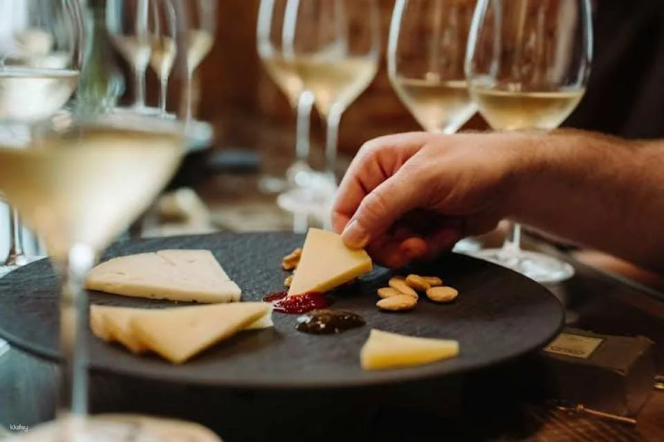 Devour London: Borough Market & Leadenhall Food Tour with Wine