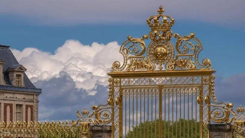 Guided tour to the Eiffel Tower and Versailles Palace
