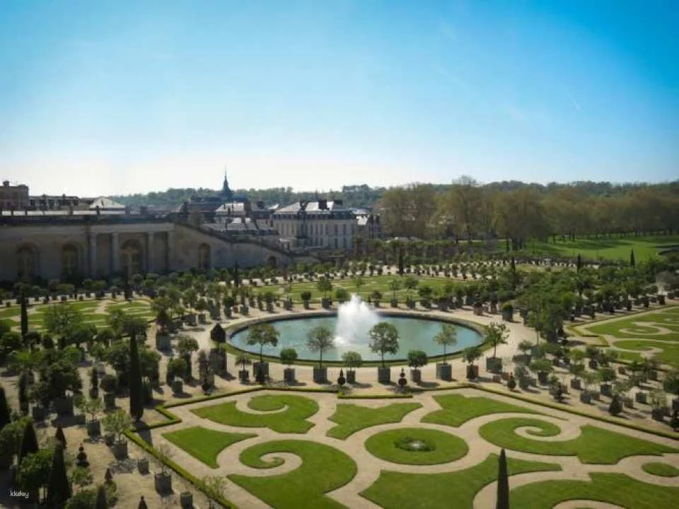 Guided tour to the Eiffel Tower and Versailles Palace
