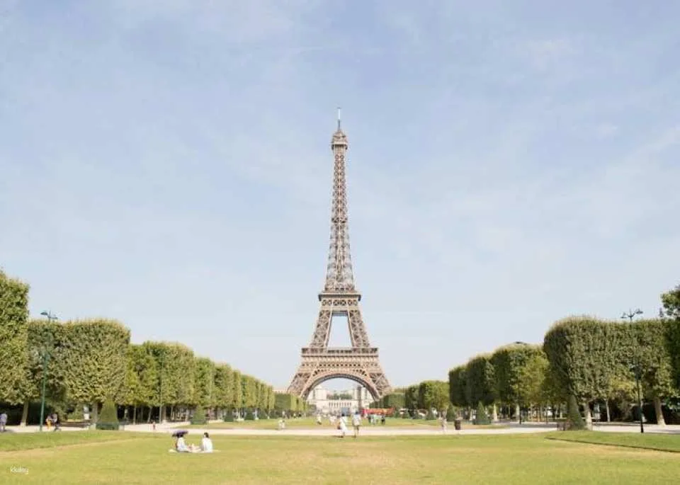Guided tour to the Eiffel Tower and Versailles Palace