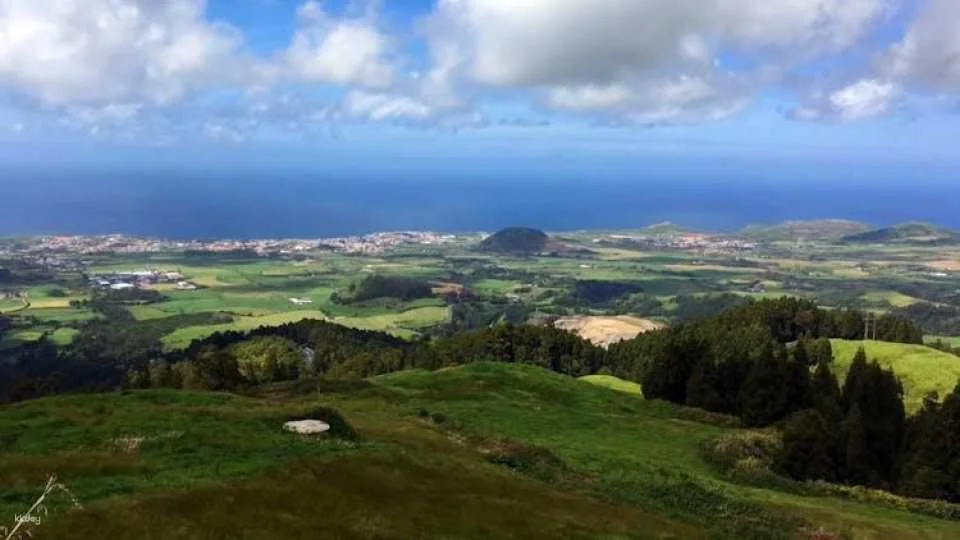 Full-day watching tour with lunch and hot springs at the Lagoa do Fogo