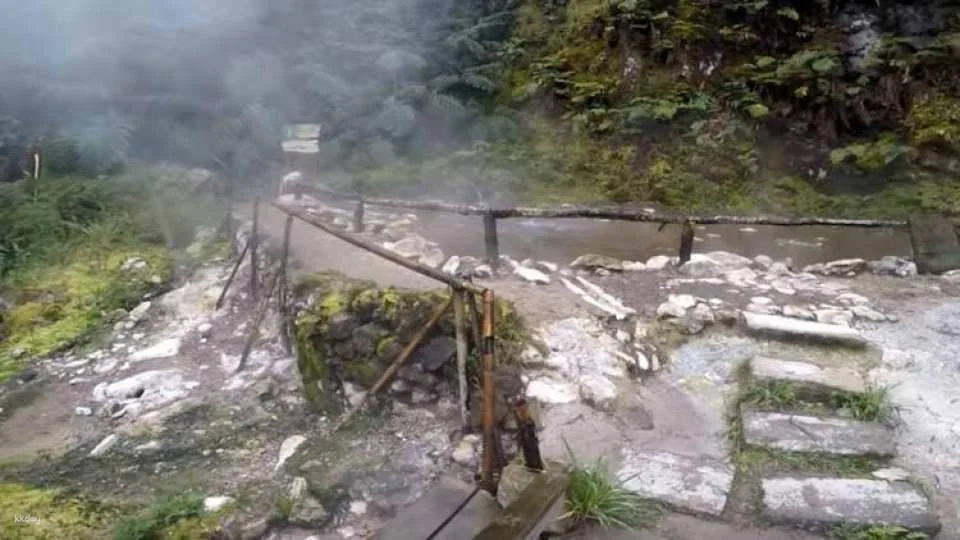 Full-day watching tour with lunch and hot springs at the Lagoa do Fogo