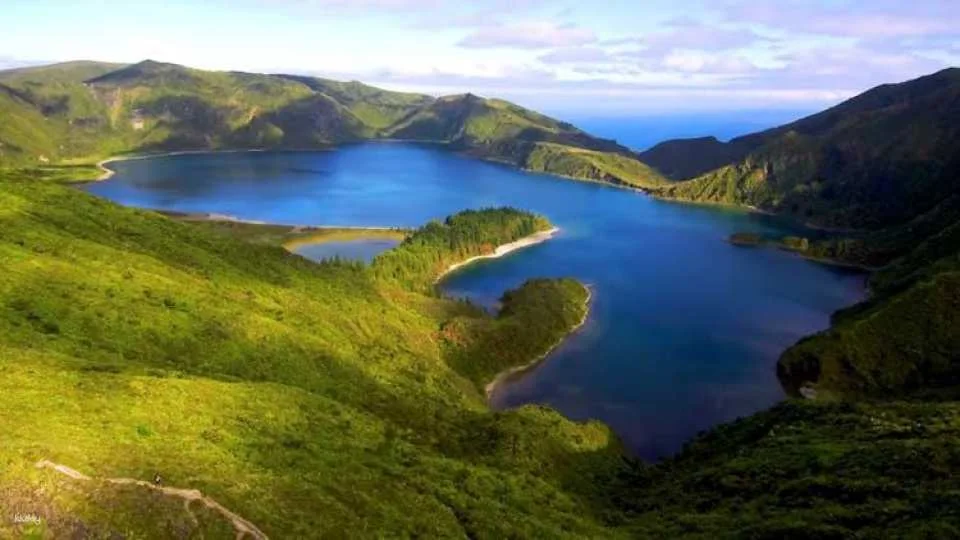 Full-day watching tour with lunch and hot springs at the Lagoa do Fogo