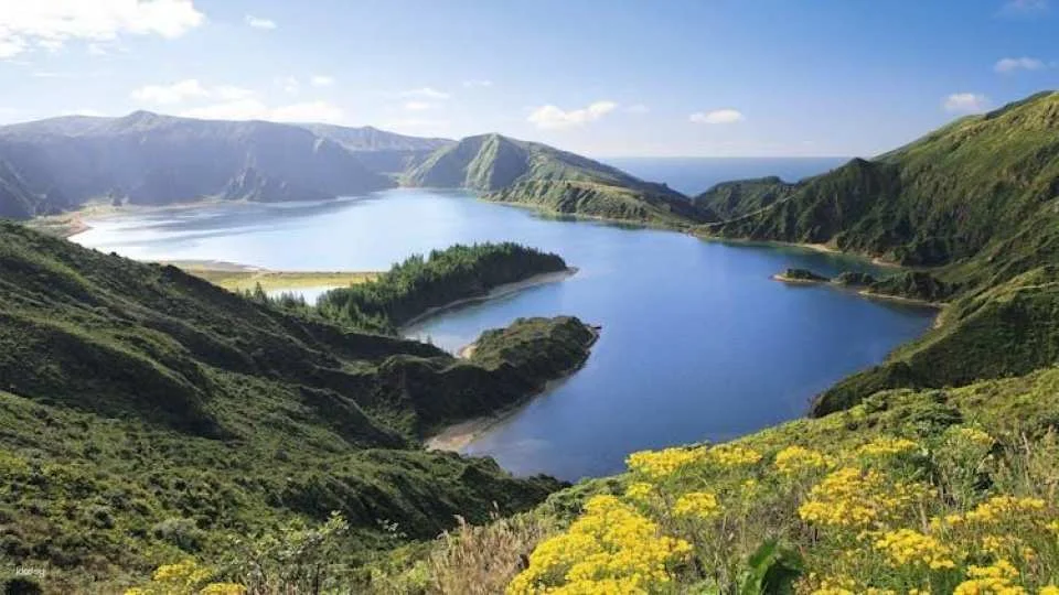 Full-day watching tour with lunch and hot springs at the Lagoa do Fogo