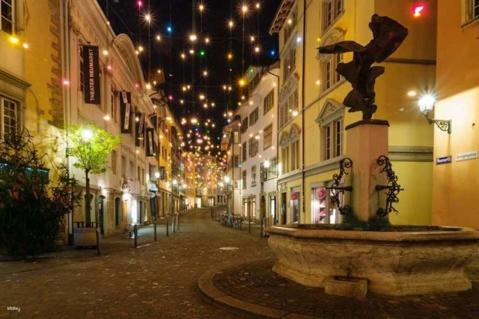 Private Christmas walking tour in Zürich with Glühwein mug