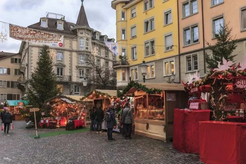 Private Christmas walking tour in Zürich with Glühwein mug