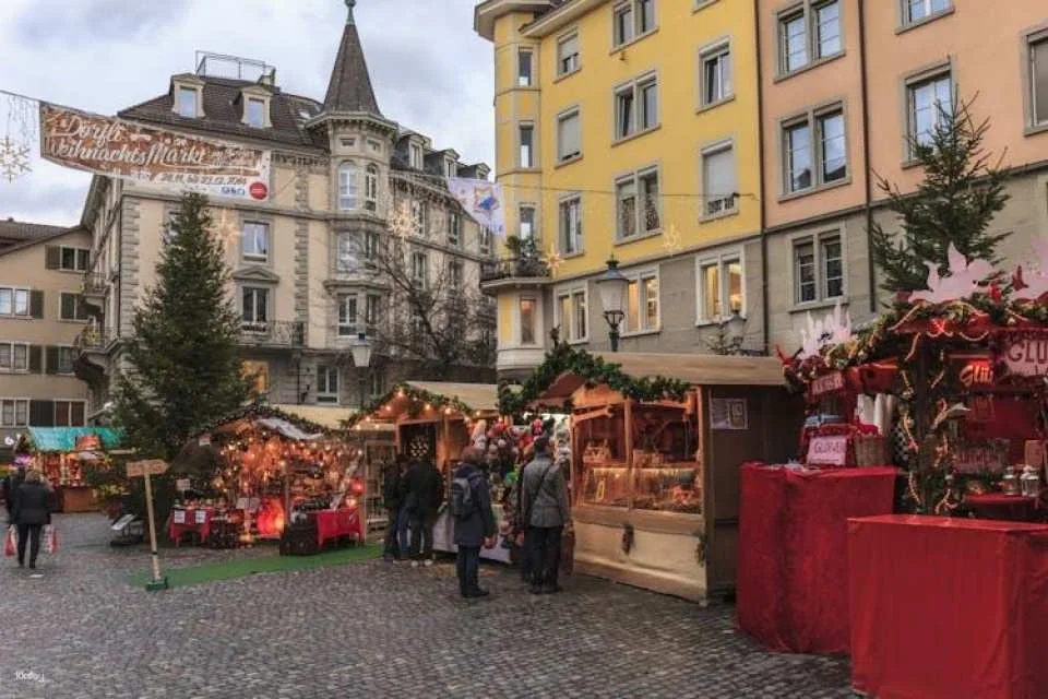 Private Christmas walking tour in Zürich with Glühwein mug