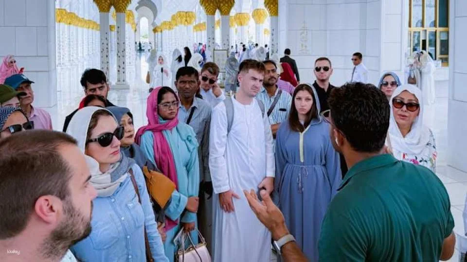 Abu Dhabi guided tour with Louvre Museum and Sheikh Zayed Grand Mosque