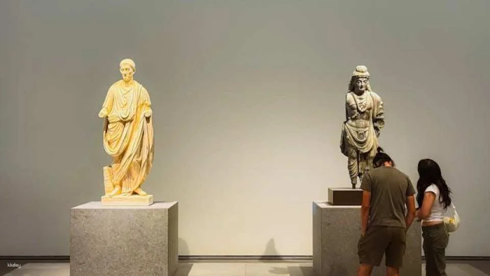 Abu Dhabi guided tour with Louvre Museum and Sheikh Zayed Grand Mosque