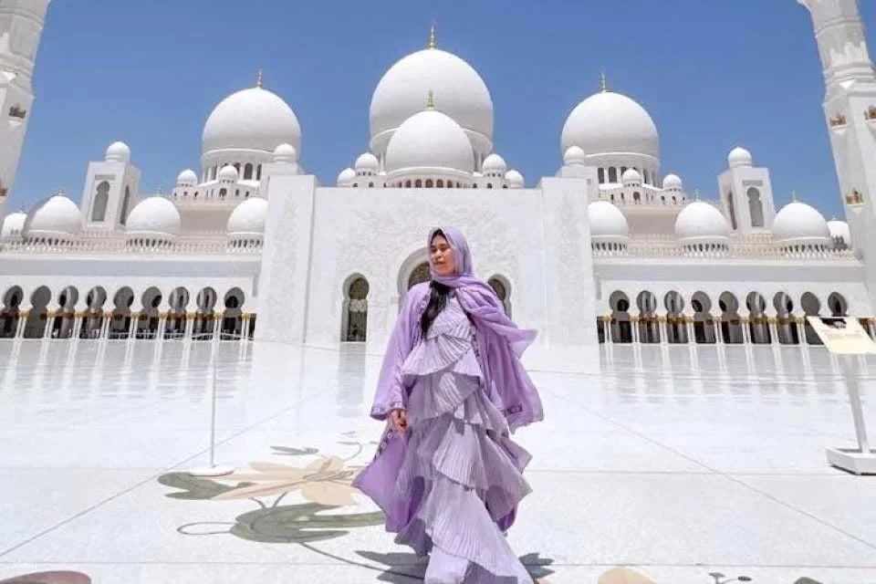 Abu Dhabi guided tour with Louvre Museum and Sheikh Zayed Grand Mosque