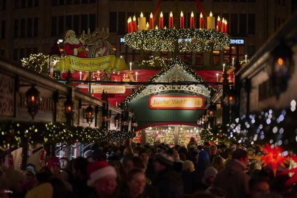 Hamburg Christmas markets private walking tour with mulled wine