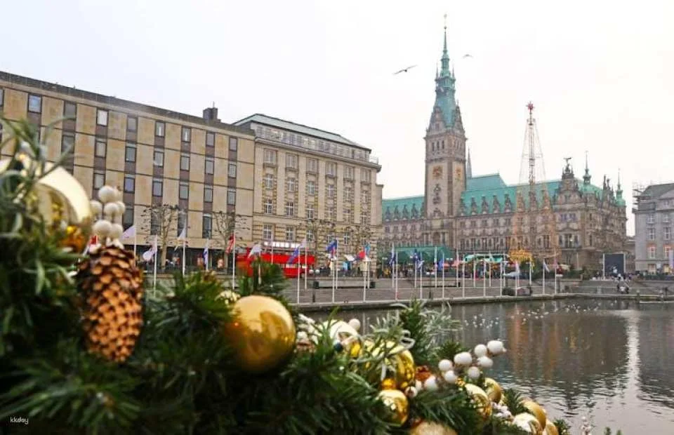 Hamburg Christmas markets private walking tour with mulled wine